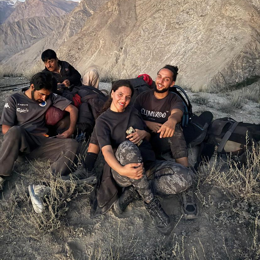 Oussama samen met lokale contacten tijdens zijn reis naar de bron in Pakistan